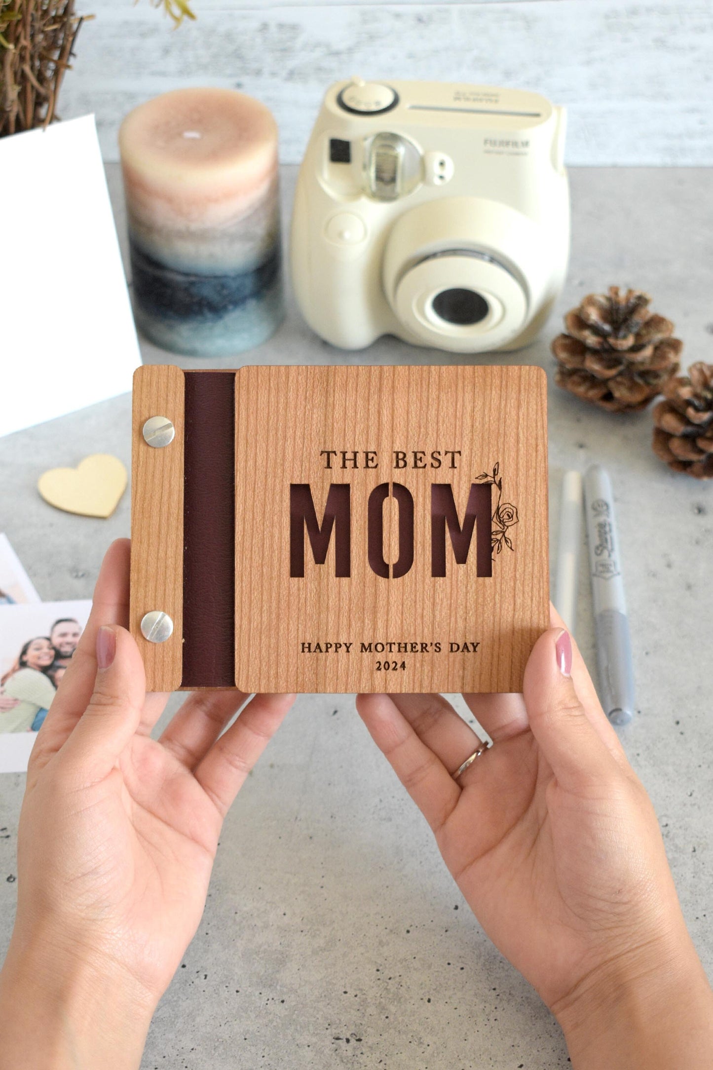 Compact and custom-engraved mini book, ideal for Mom Polaroid pics - a sweet tribute for Mothers Day 2024.